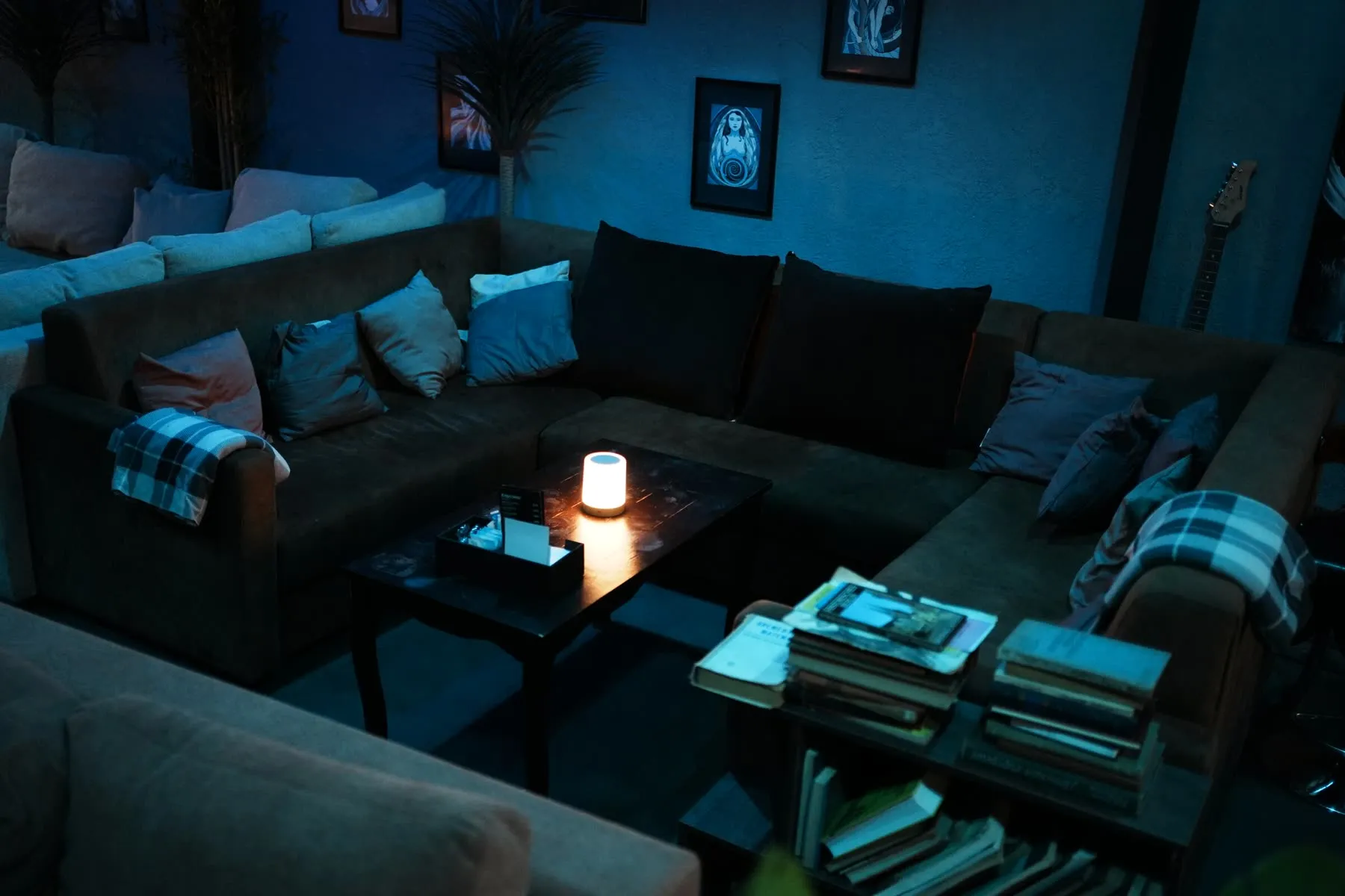 Интерьер ПОТОК Lounge с мягкими диванами и приглушенным светом